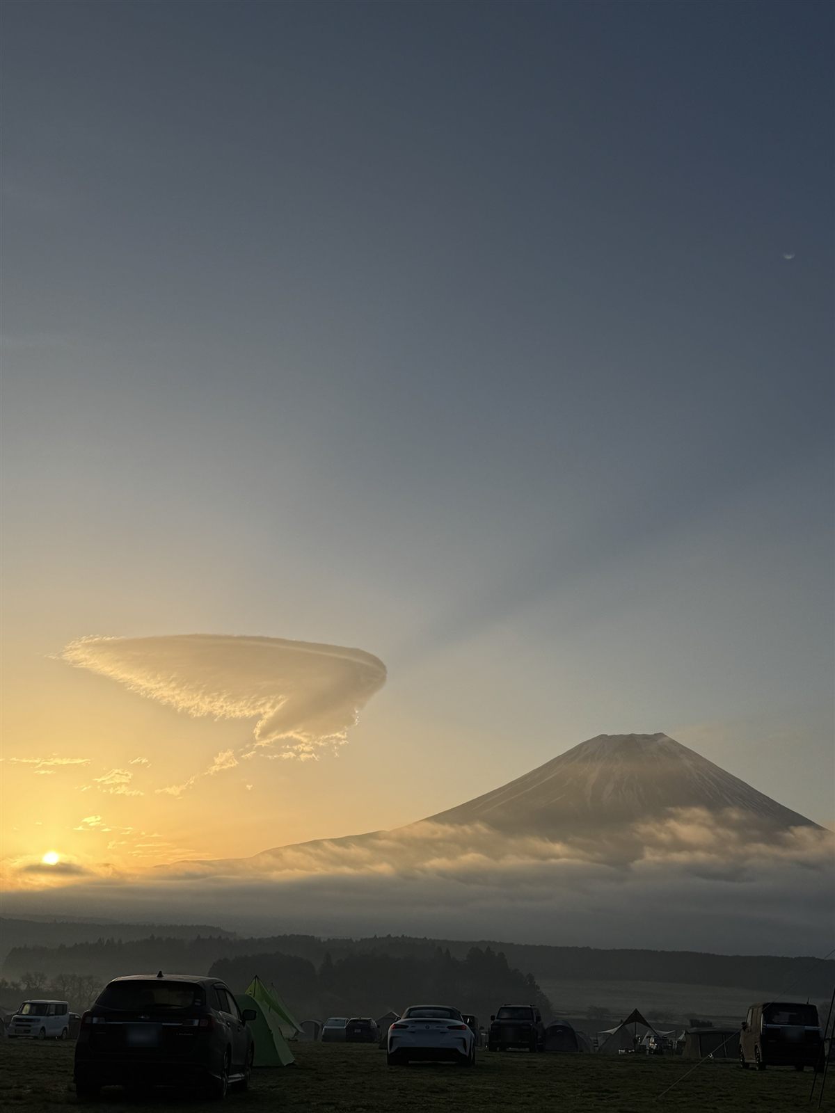 ふもとっぱらの日の出。富士山のとなりに笠雲。